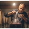 Vinar dodaje rastvoreni pirosulfit u vino u podrumu