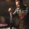 Vinar proverava hidrometrom da li je fermentacija vina stala u domaćem podrumu